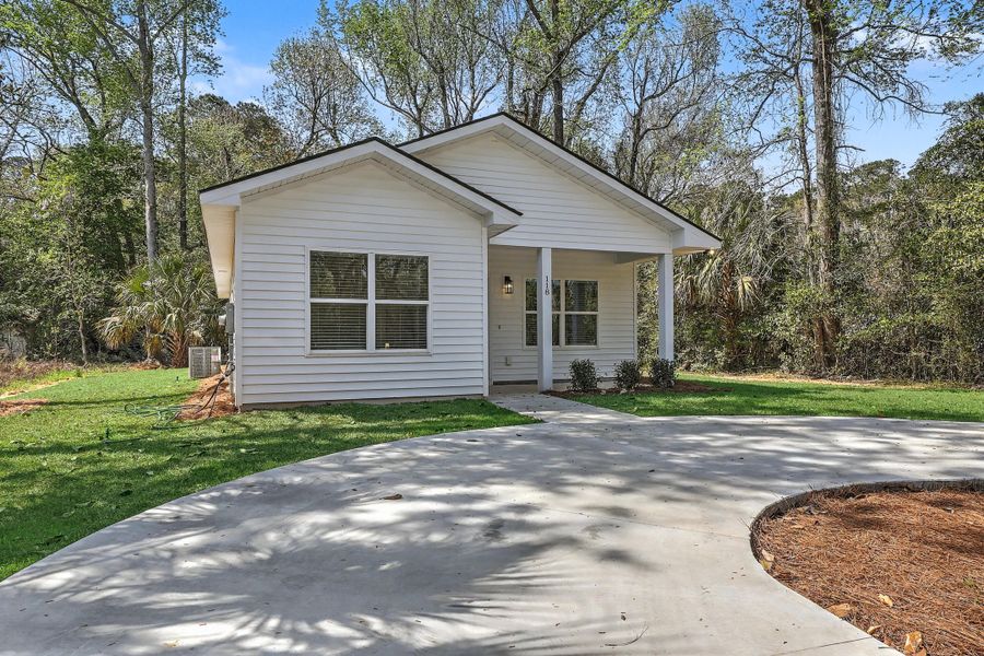 Exterior details and patio area of a home in , Walterboro (Image 20).