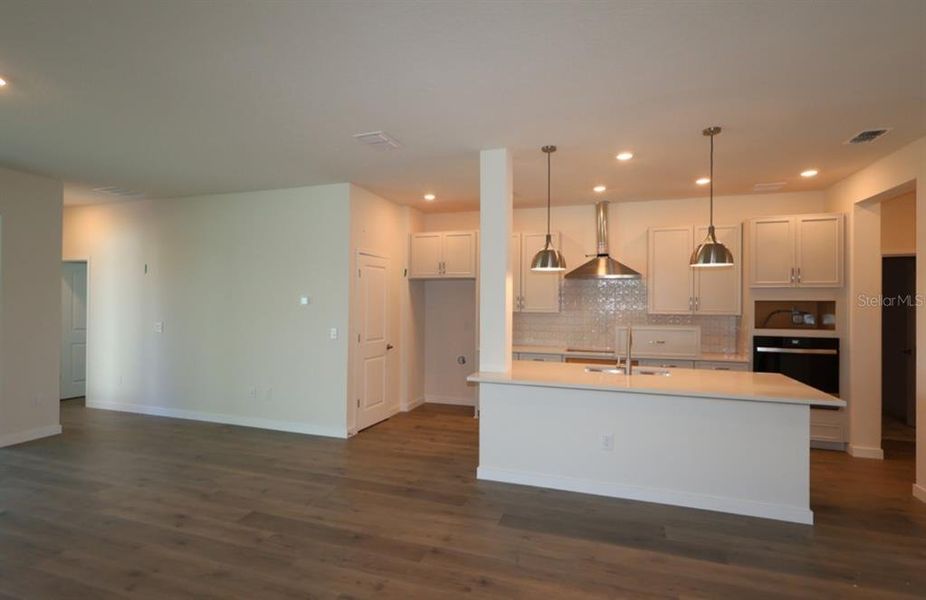 Spacious, unfurnished interior of a new home in , Apollo Beach (Image 11).