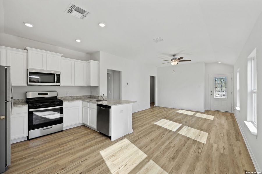 Spacious, unfurnished interior of a new home in Preserve at Medina, Von Ormy (Image 9).