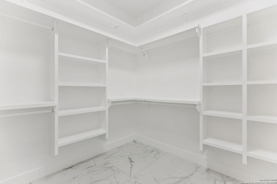 Spacious, unfurnished interior of a new home in , La Vernia (Image 24).