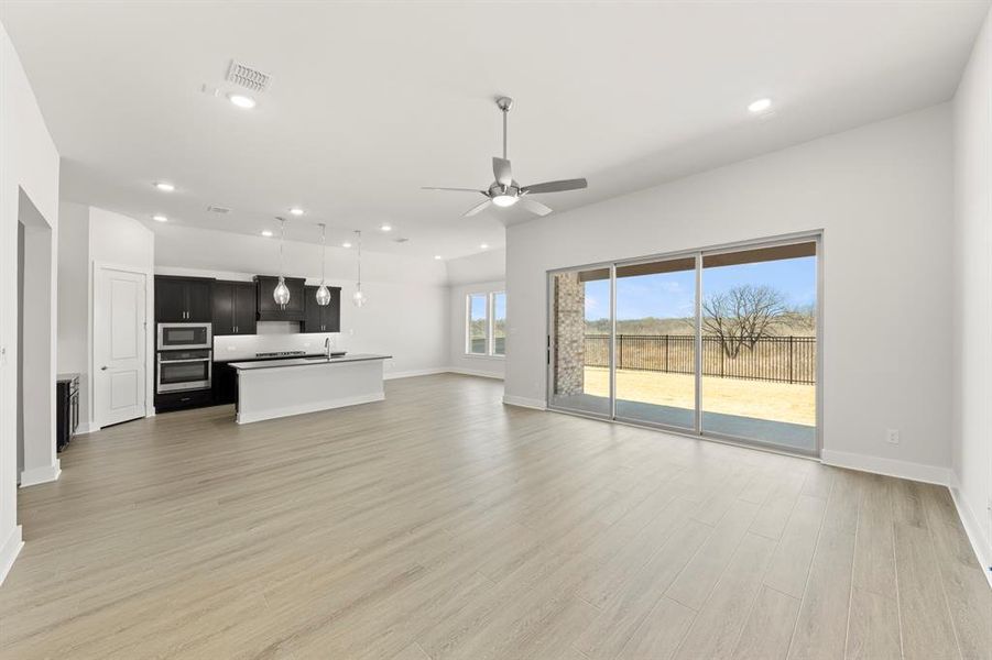 09. 7253 Camilla - Family