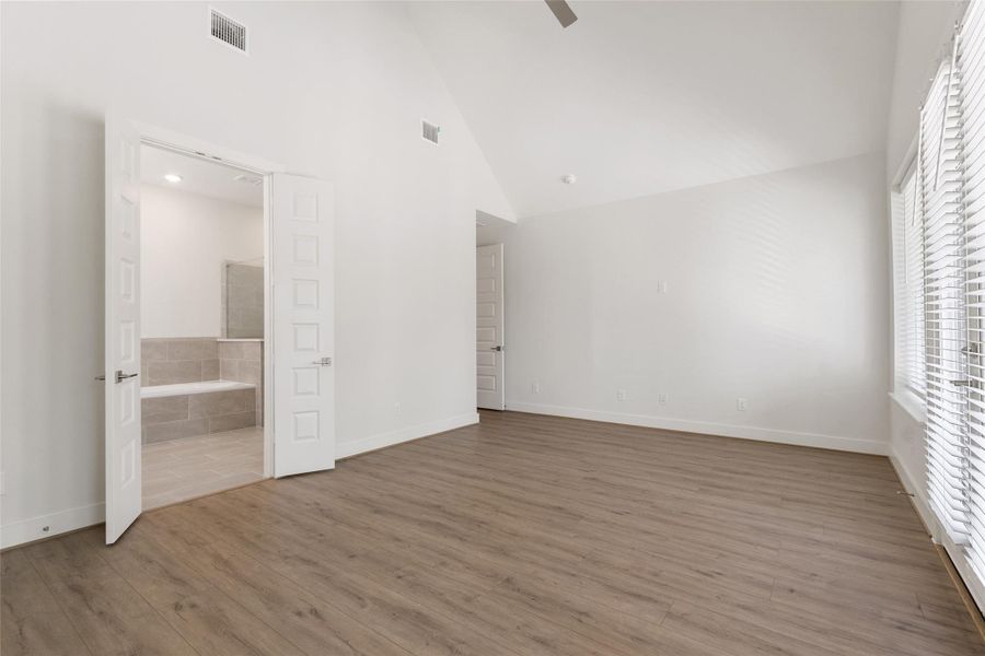 Spacious, unfurnished interior of a new home in Shady Acres, Houston (Image 20). Spacious, unfurnished interior of a new home in Shady Acres, Houston (Image 20).