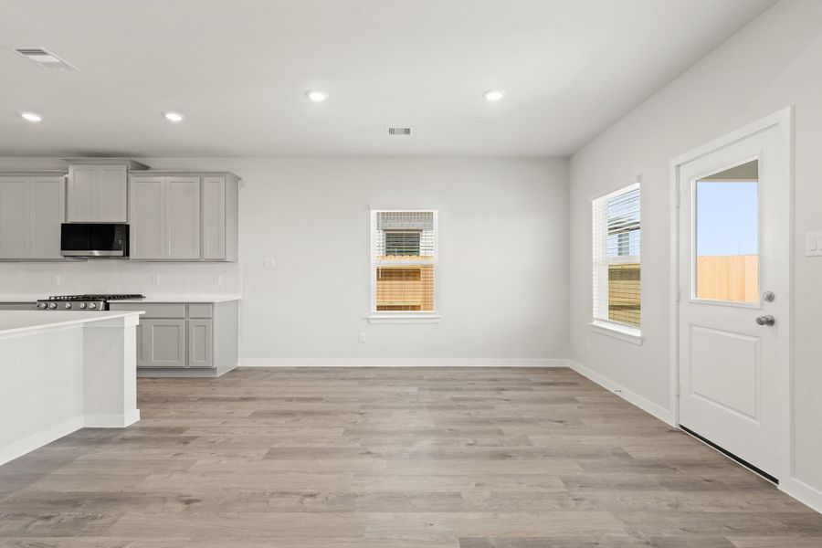 Spacious, unfurnished interior of a new home in Sunterra Lakes, Brookshire (Image 23).