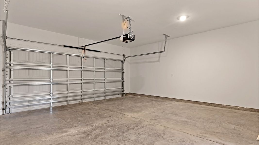 Spacious, unfurnished interior of a new home in Sheep Island, Summerville (Image 33).