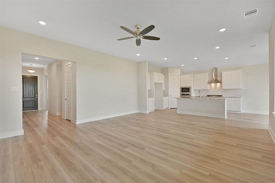 Spacious, unfurnished interior of a new home in Lago Mar, Texas City (Image 19).