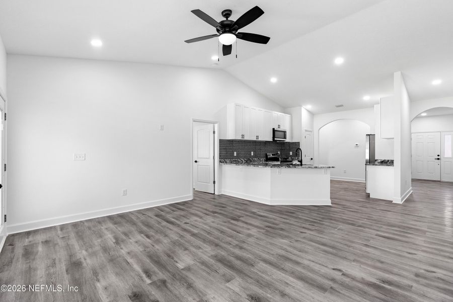 Spacious, unfurnished interior of a new home in , Jacksonville (Image 27).