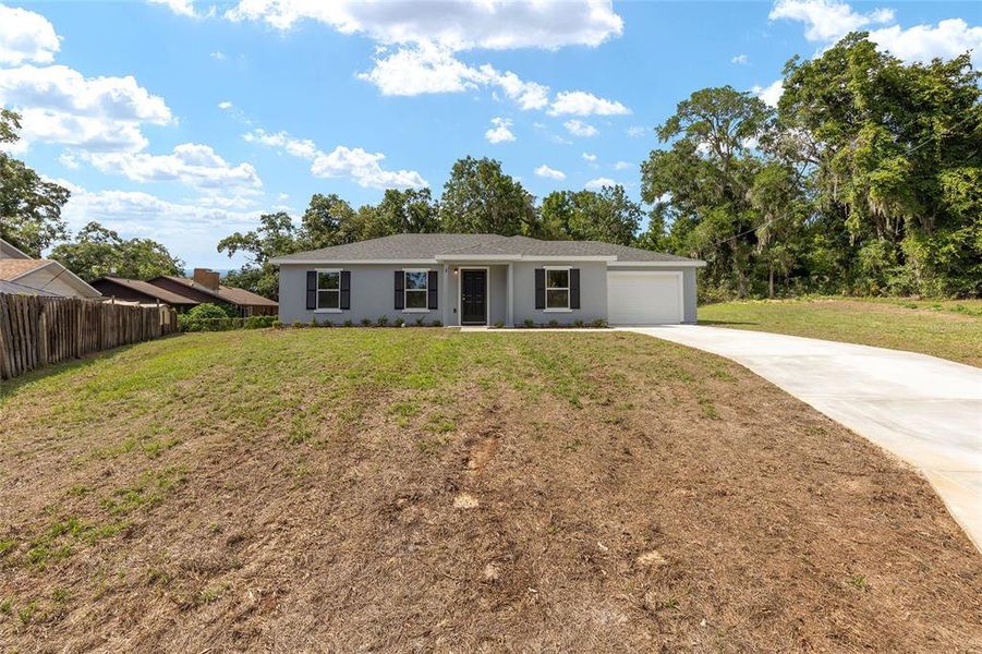 Exterior details and patio area of a home in , Ocala (Image 17).