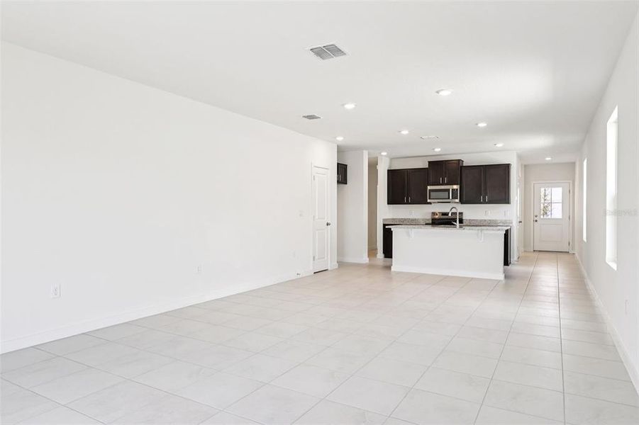 Spacious, unfurnished interior of a new home in Hamilton Bluff, Haines City (Image 32).