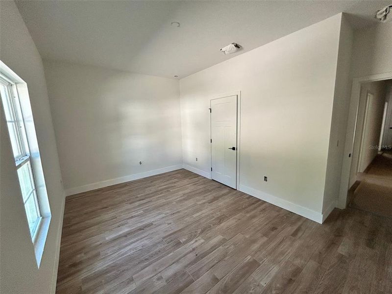 Spacious, unfurnished interior of a new home in , Oviedo (Image 6).