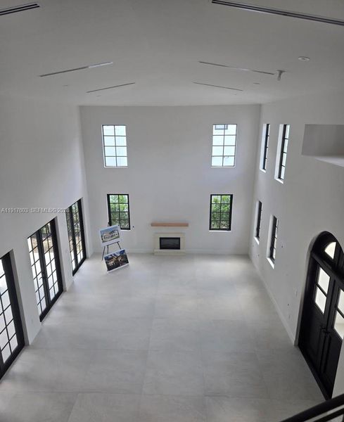 Spacious, unfurnished interior of a new home in , Coral Gables (Image 9).