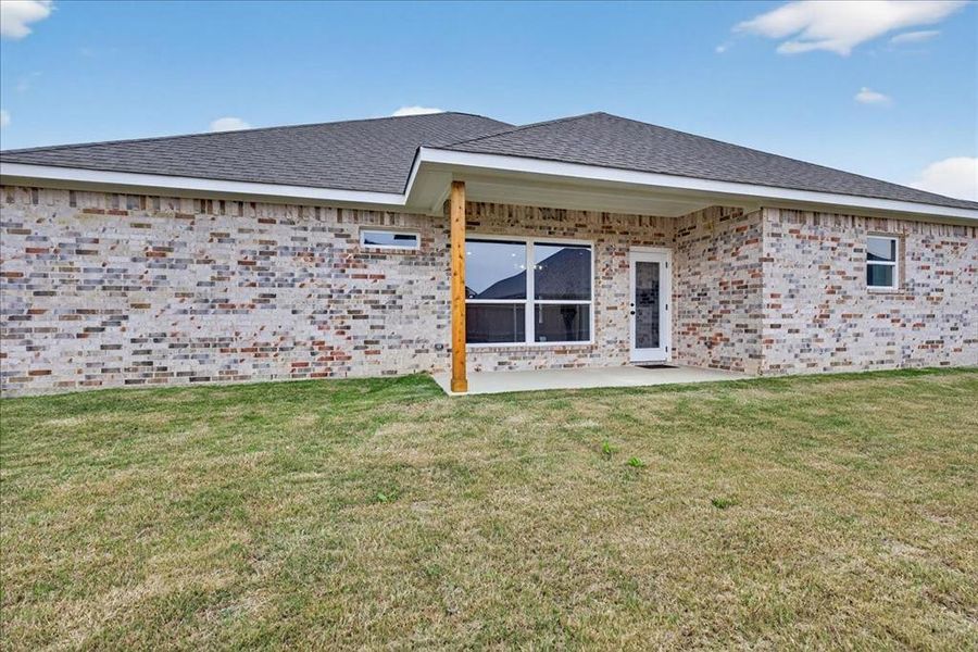 Exterior details and patio area of a home in , Mabank (Image 4).