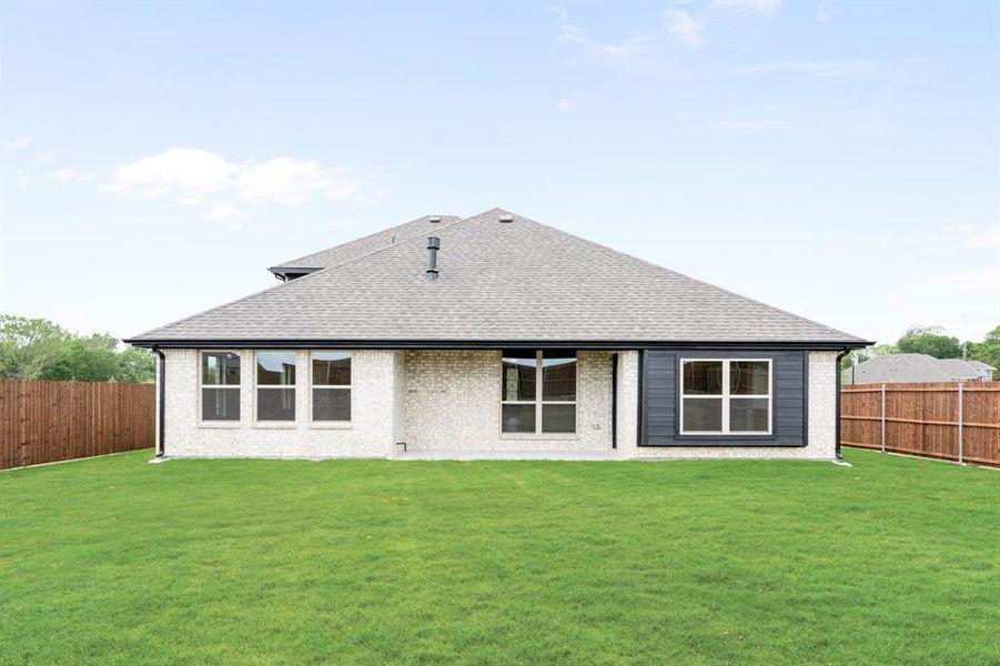 Exterior details and patio area of a home in Addison Hills, Cedar Hill (Image 28).