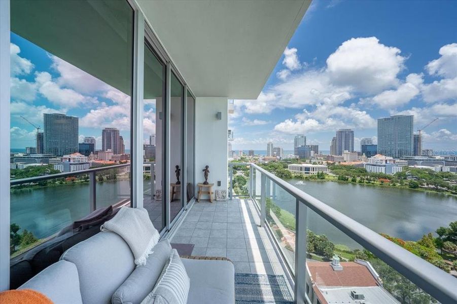 Condo located in St. Petersburg, FL showcasing its design and architecture (Image 24).