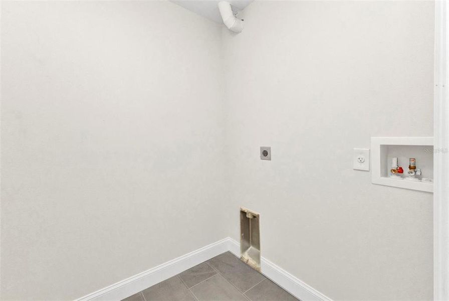 Spacious, unfurnished interior of a new home in , North Port (Image 17).