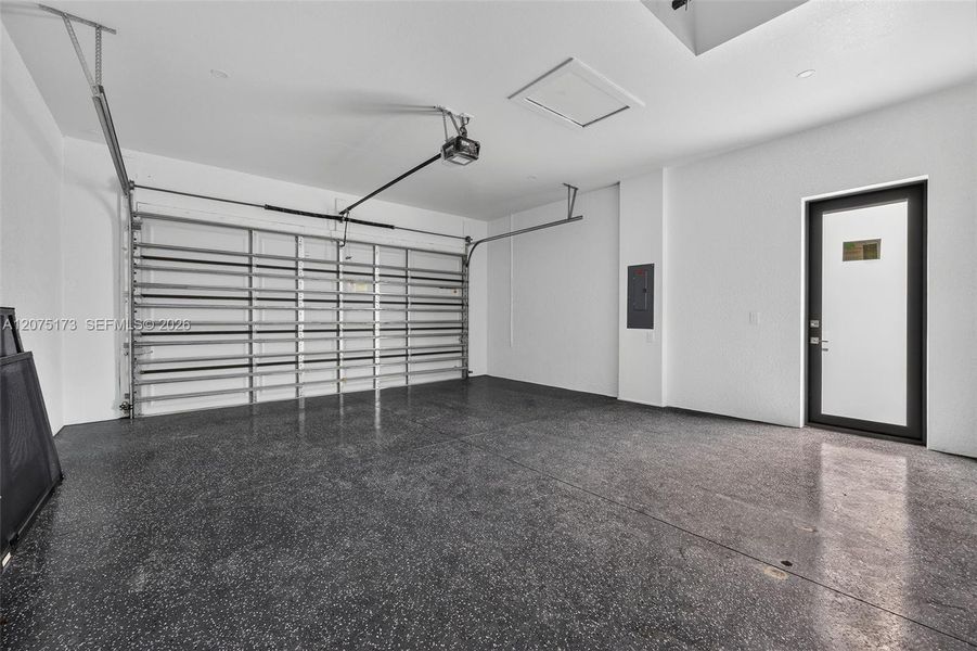 Spacious, unfurnished interior of a new home in , Cape Coral (Image 22).