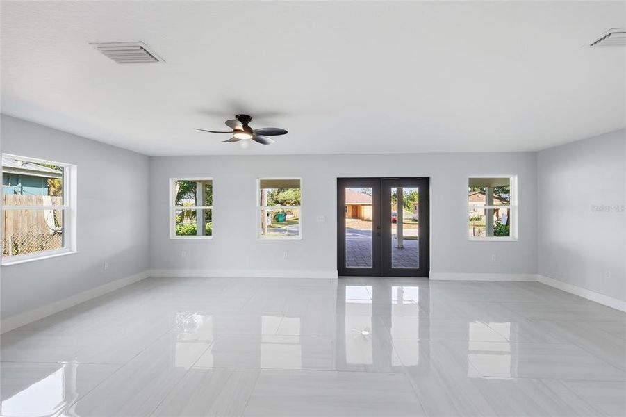 Spacious, unfurnished interior of a new home in , Palmetto (Image 9).