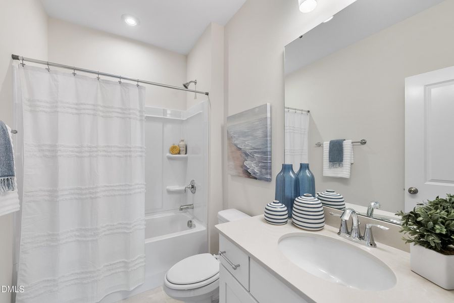 Upstairs bath with tub/shower