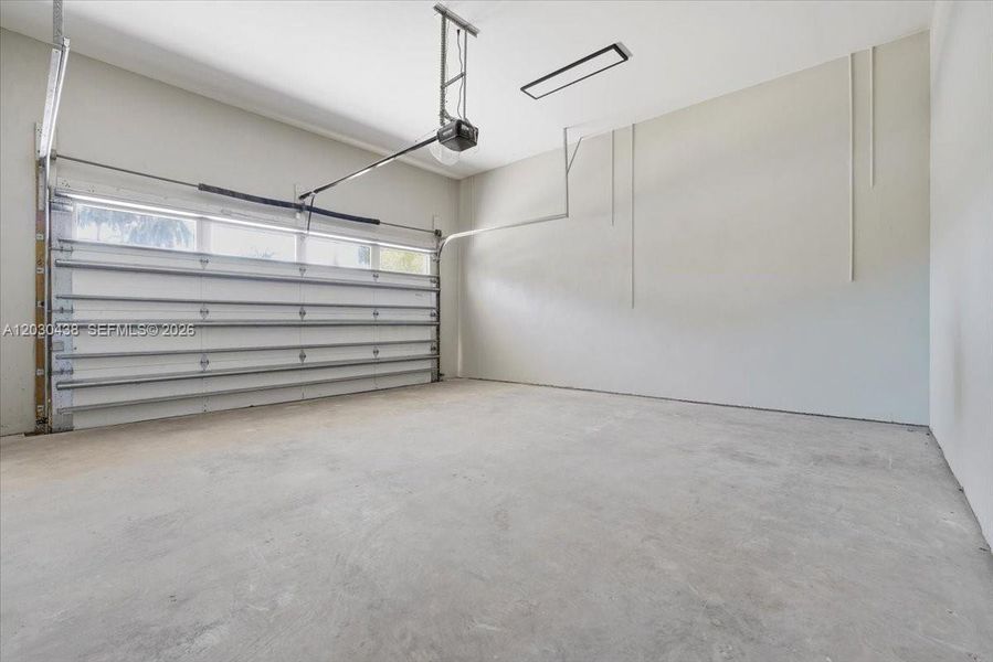 Spacious, unfurnished interior of a new home in , Hollywood (Image 55).