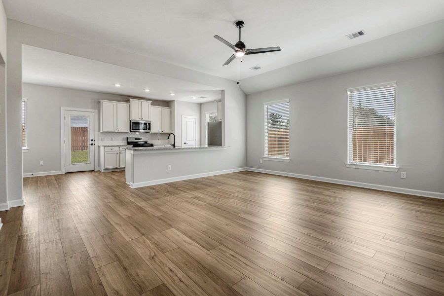 Spacious, unfurnished interior of a new home in Sweetwater Ridge, Conroe (Image 14).