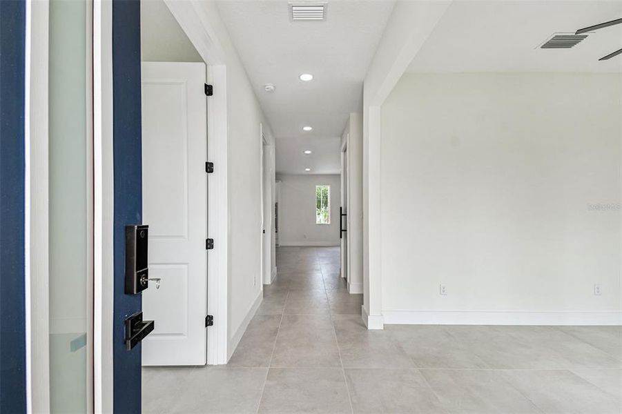 Spacious, unfurnished interior of a new home in , Tampa (Image 28).