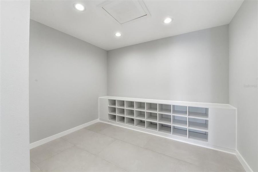 Spacious, unfurnished interior of a new home in , Sarasota (Image 18).