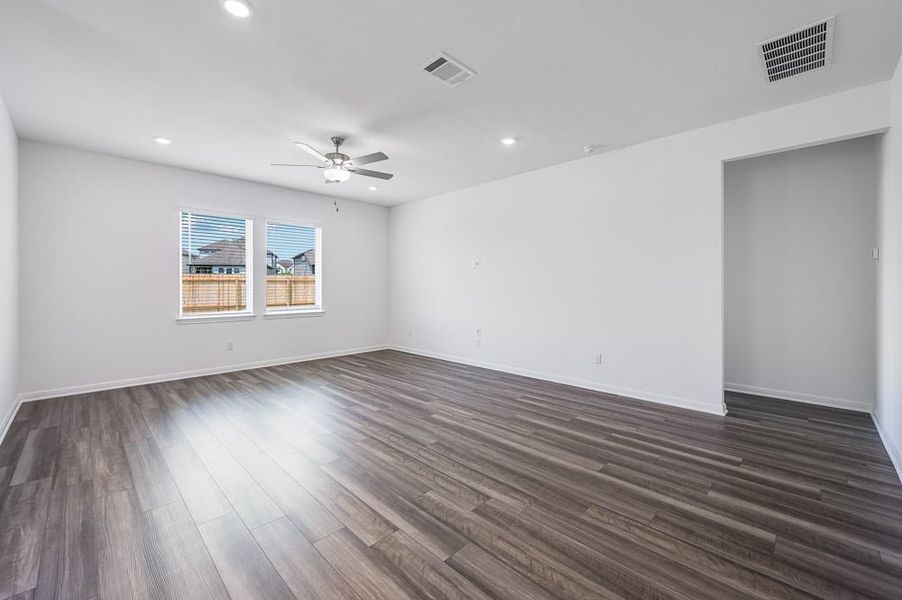 Spacious, unfurnished interior of a new home in Longview, Del Valle (Image 8).