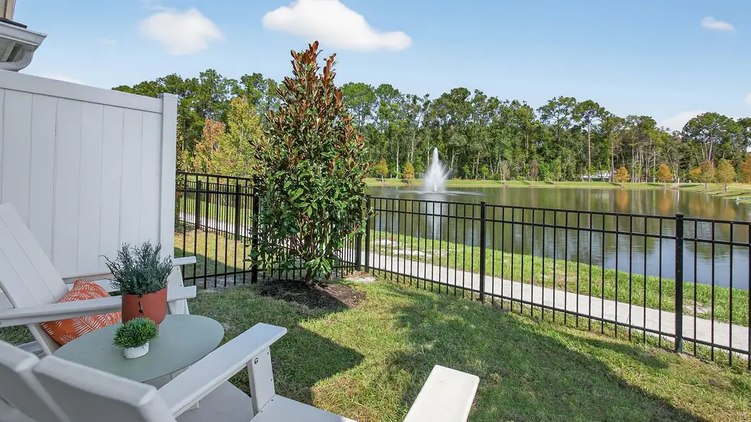 Exterior details and patio area of a home in Trout River, Jacksonville (Image 3).