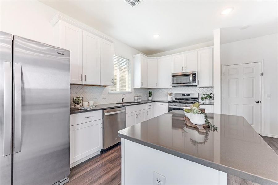 Large Island, Gas Cooktop, Refrigerator included