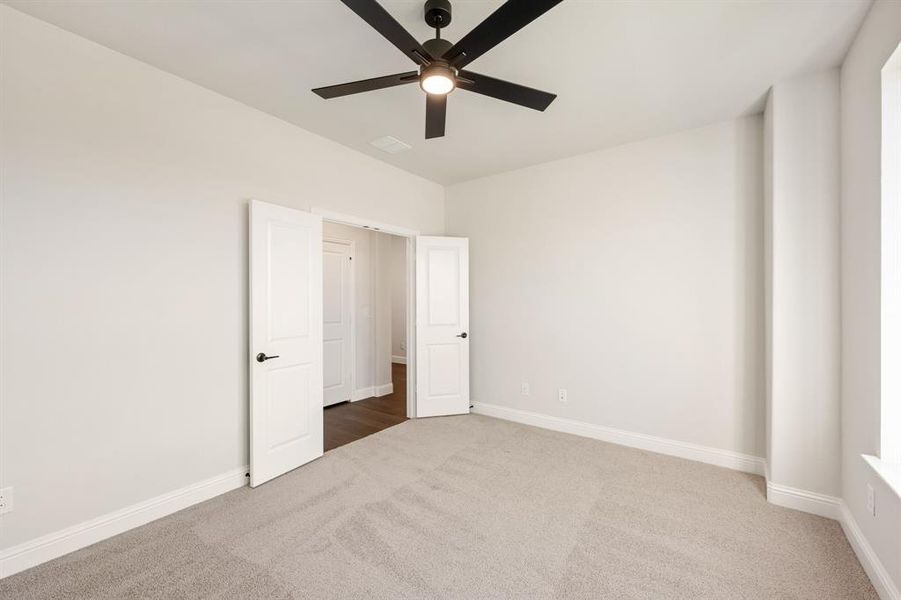 Spacious, unfurnished interior of a new home in The Retreat at North Grove 60, Waxahachie (Image 28).
