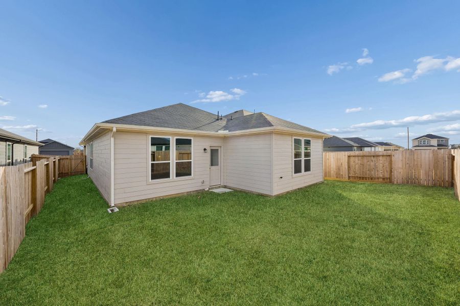 Exterior details and patio area of a home in Stokesbury, Waller (Image 3).