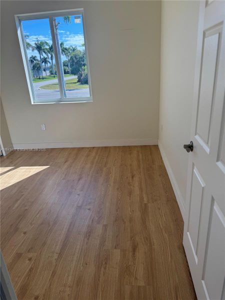 Spacious, unfurnished interior of a new home in , Port Charlotte (Image 13).