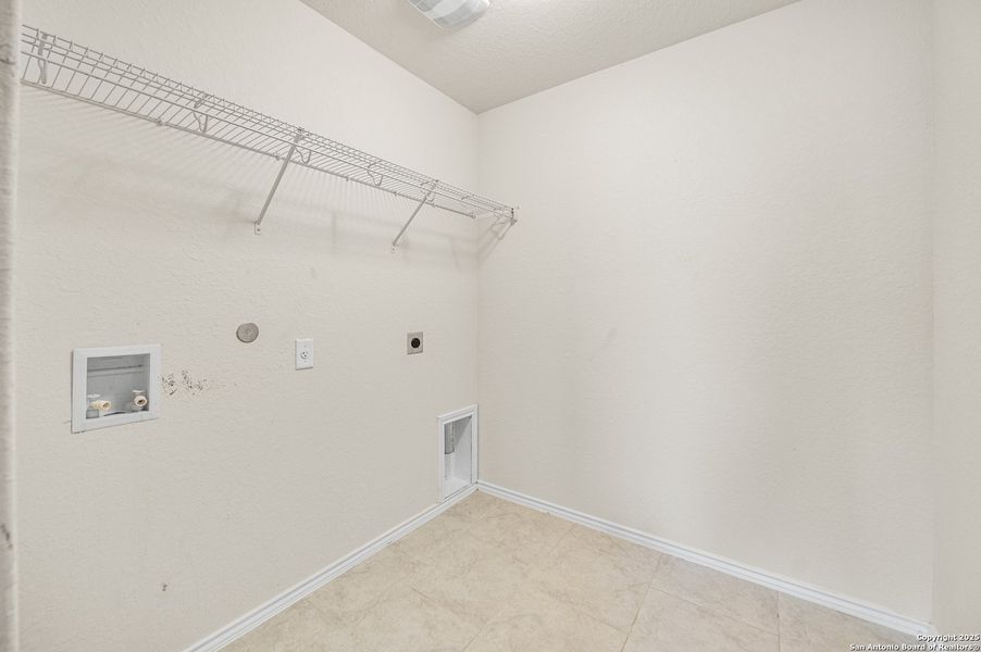 Spacious, unfurnished interior of a new home in Cinco Lakes, San Antonio (Image 11). Spacious, unfurnished interior of a new home in Cinco Lakes, San Antonio (Image 11).