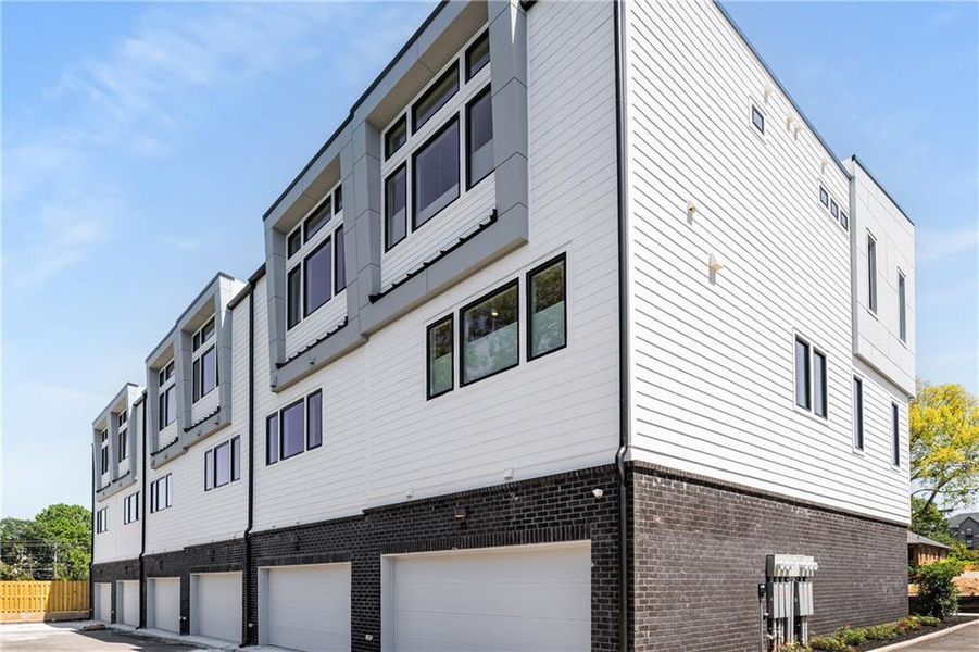 Condo located in Atlanta, GA showcasing its design and architecture (Image 3).