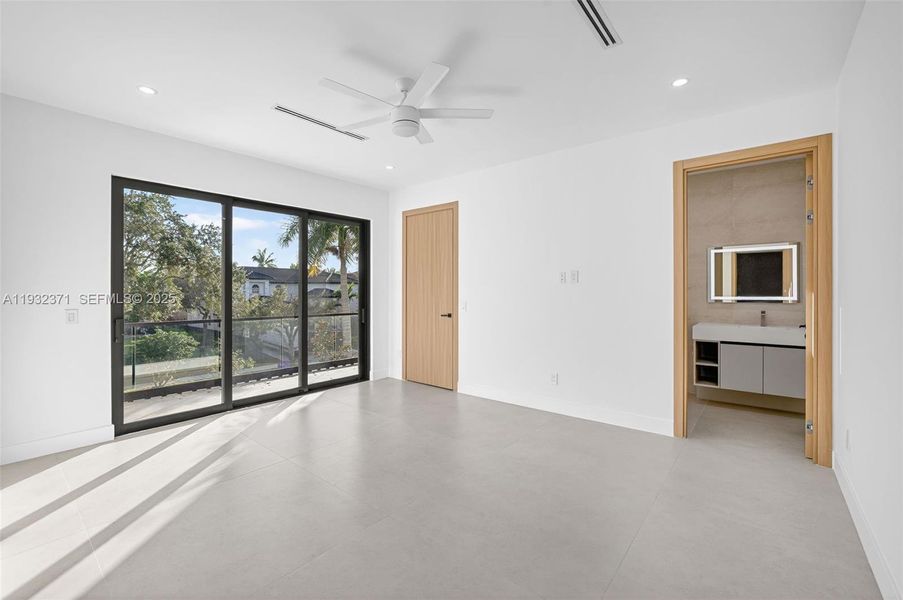 Spacious, unfurnished interior of a new home in , Fort Lauderdale (Image 25).