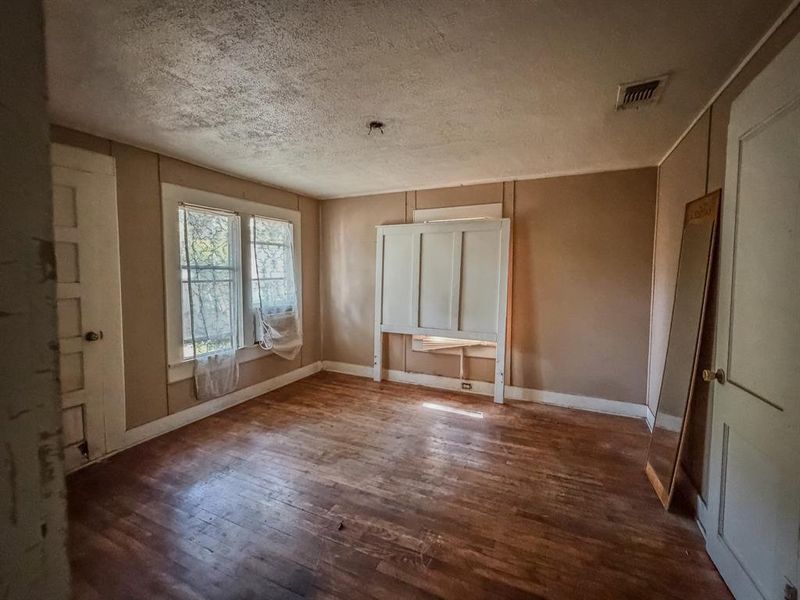 Spacious, unfurnished interior of a new home in , Weatherford (Image 6).