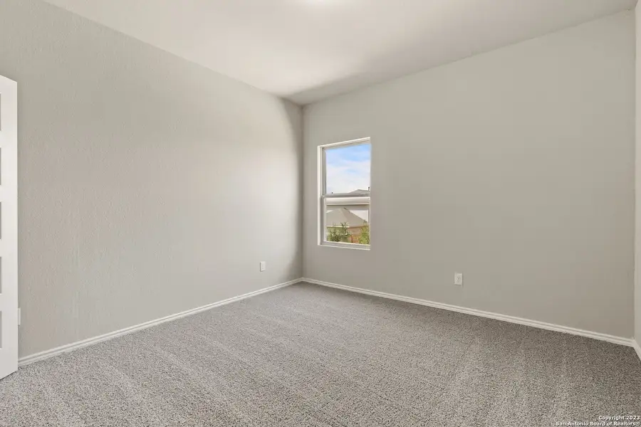 Spacious, unfurnished interior of a new home in Blue Ridge Ranch, San Antonio (Image 10).
