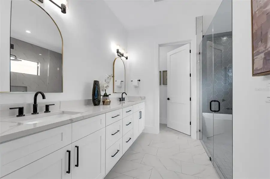 Furnished interior view inside a new home in , Orlando (Image 9).