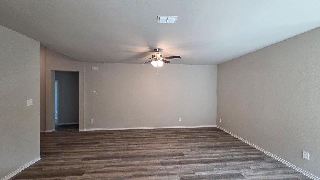 Spacious, unfurnished interior of a new home in Trails of Elizabeth Creek, Fort Worth (Image 9).