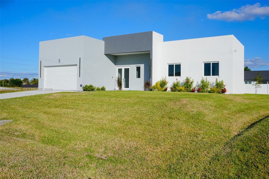 Exterior details and patio area of a home in , Cape Coral (Image 26).