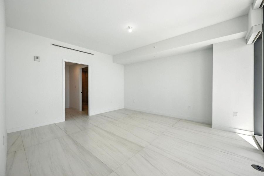 Spacious, unfurnished interior of a new home in Casamar, Pompano Beach (Image 30).