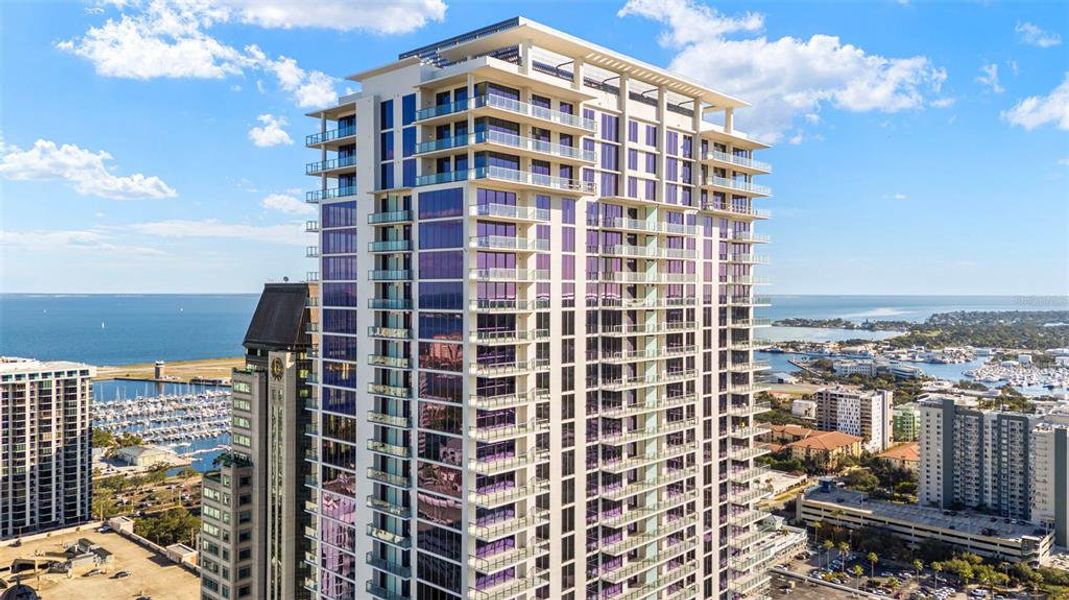 Condo located in St. Petersburg, FL showcasing its design and architecture (Image 7).