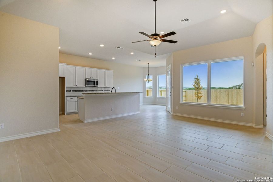 Spacious, unfurnished interior of a new home in Comanche Ridge, San Antonio (Image 19).