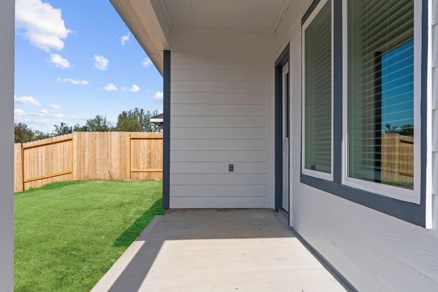 Exterior details and patio area of a home in Holly Ridge, Rosenberg (Image 4).