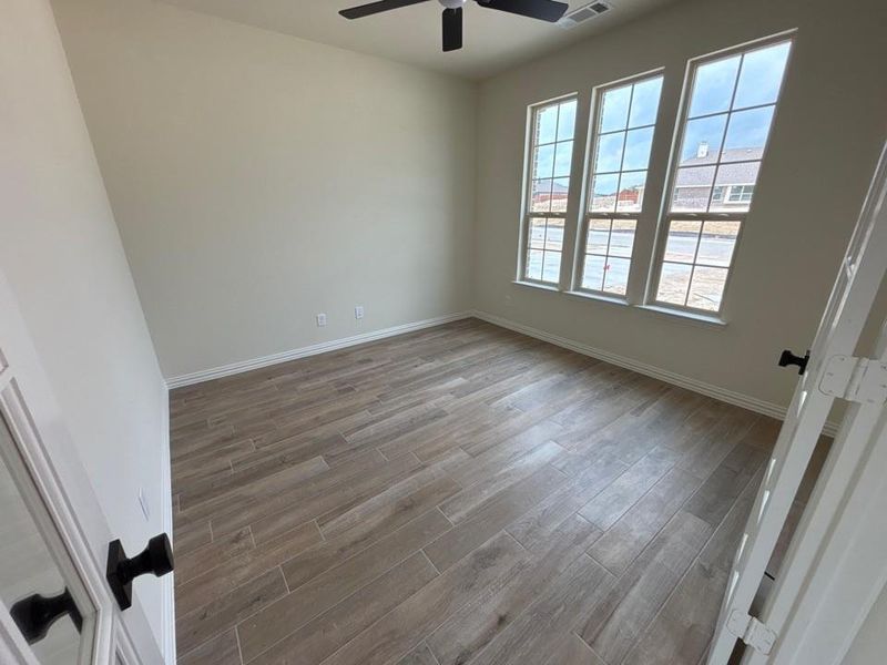 Spacious, unfurnished interior of a new home in Waterford Park, Weatherford (Image 15).