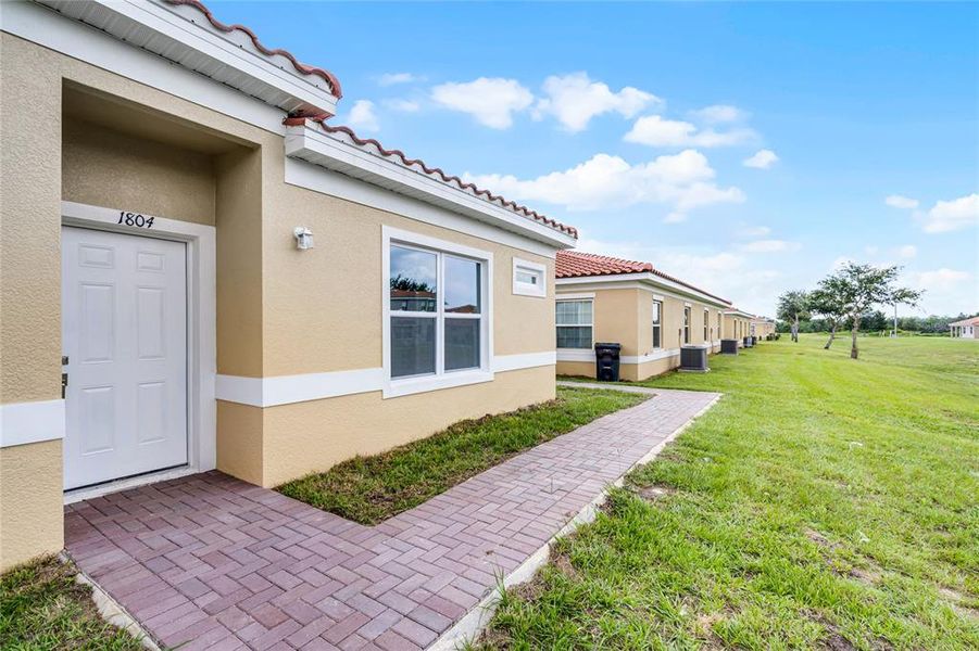 Exterior details and patio area of a home in , Kissimmee (Image 15).
