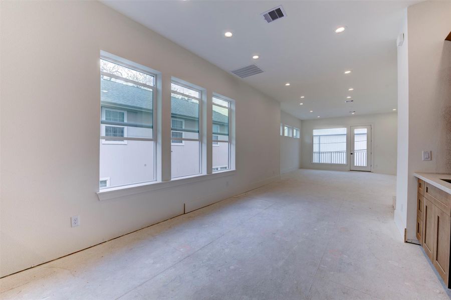 Spacious, unfurnished interior of a new home in , Houston (Image 12).
