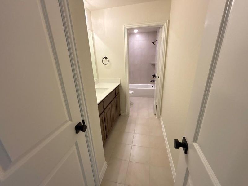 Spacious, unfurnished interior of a new home in Waterford Park, Weatherford (Image 11).