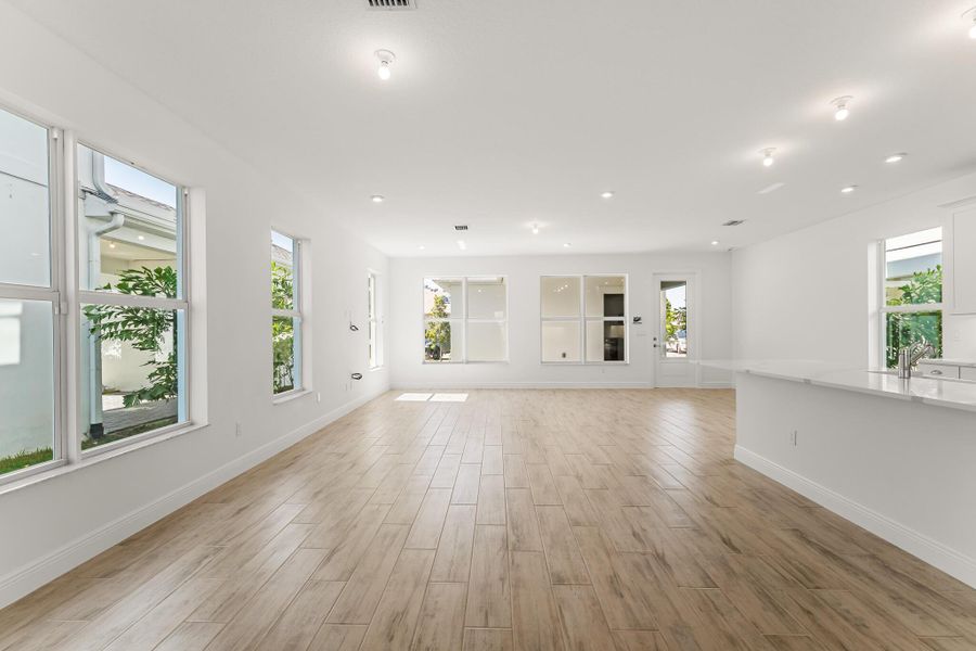 Spacious, unfurnished interior of a new home in Newfield - Rosette Park, Palm City (Image 7).