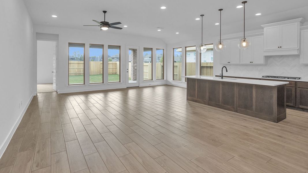 Spacious, unfurnished interior of a new home in Evergreen, Conroe (Image 16).
