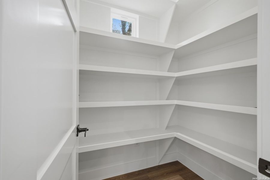 Spacious, unfurnished interior of a new home in , Blanco (Image 25).